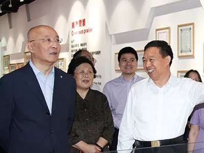 中國(guó)建筑材料聯(lián)合會(huì)黨委書記、會(huì)長(zhǎng)閻曉峰一行親臨鵬飛集團(tuán)調(diào)研